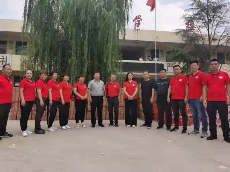明瑞獻愛心